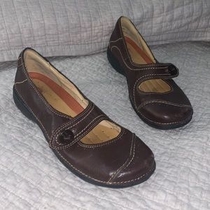 Clarks Unstructured brown flats size 9